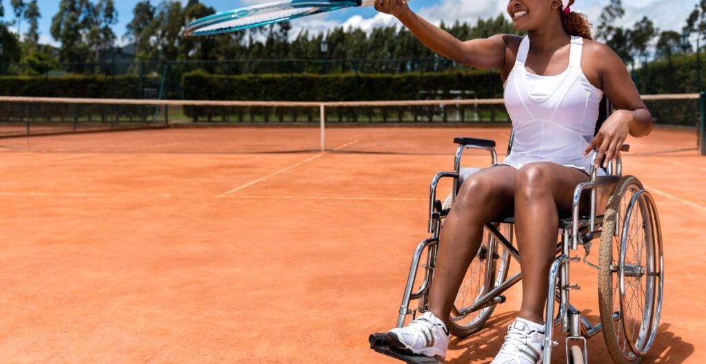 Atleta paralímpica jogando tênis em cadeira de rodas