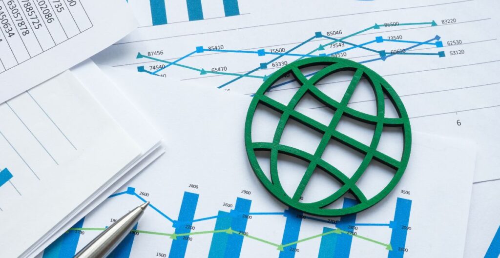 Gráfico de tendências globais e símbolo de rede mundial em cima de relatórios de negócios.