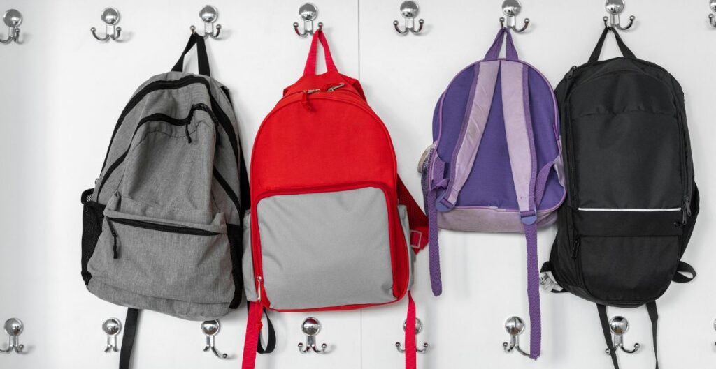 Mochilas penduradas em gancho com design simples e cores neutras para uso casual e elegante.