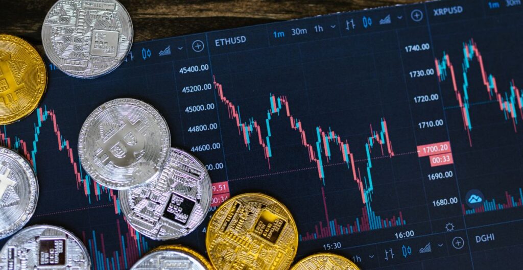 Criptoativos e gráficos financeiros em tela, destacando o mercado de investimentos.