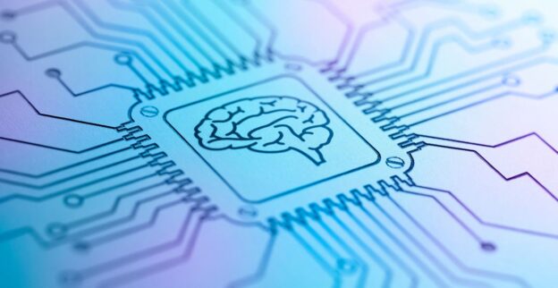 Representação visual da inteligência artificial, com um chip eletrônico contendo um desenho de um cérebro no centro, simbolizando a integração entre tecnologia e pensamento humano.