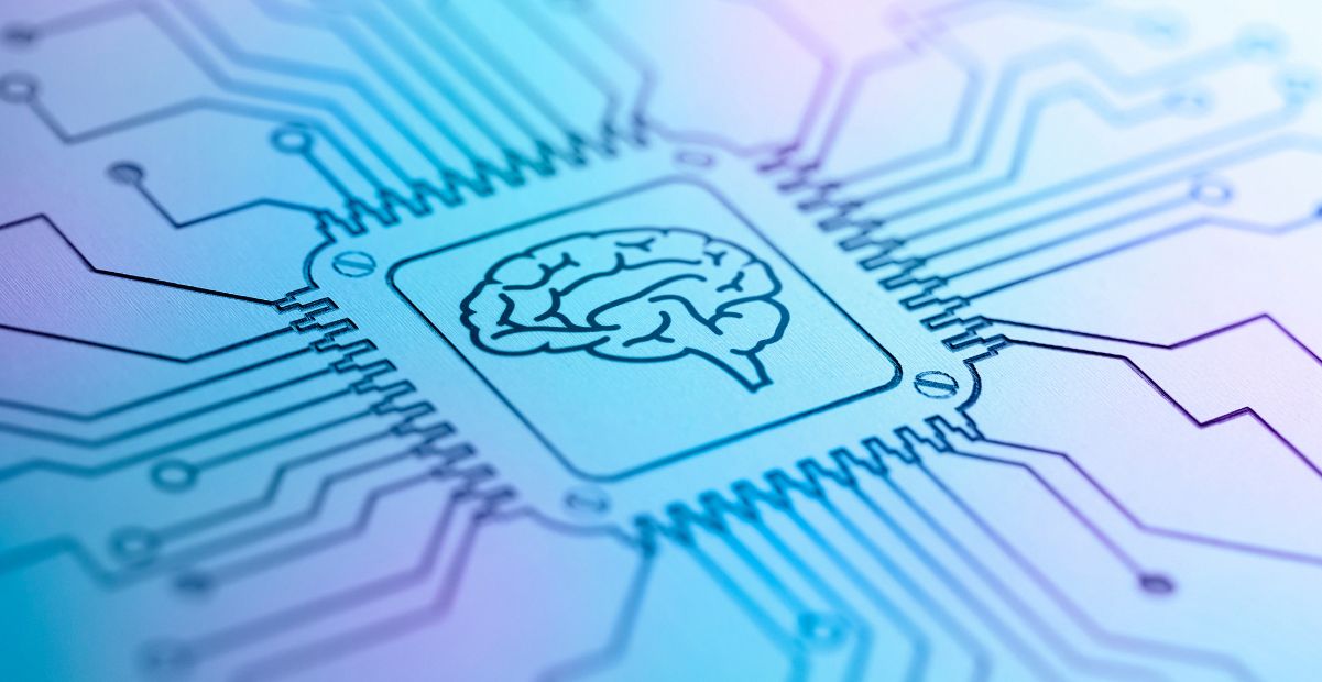 Representação visual da inteligência artificial, com um chip eletrônico contendo um desenho de um cérebro no centro, simbolizando a integração entre tecnologia e pensamento humano.