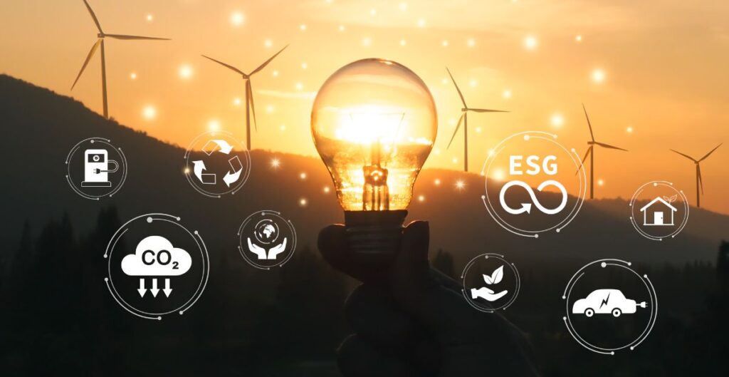 Transição energética e sustentabilidade com turbinas eólicas ao fundo e lâmpada simbolizando inovação.