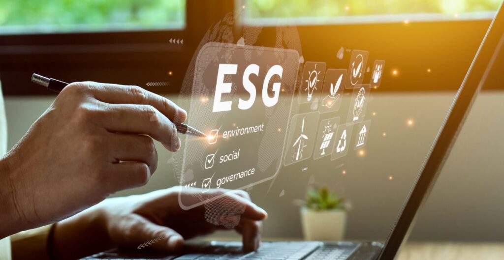 Pessoa usando notebook com interface virtual destacando pilares ESG meio ambiente sociedade e governança