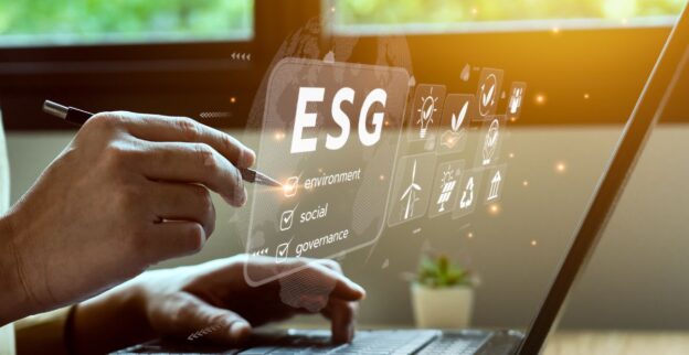 Pessoa usando notebook com interface virtual destacando pilares ESG meio ambiente sociedade e governança