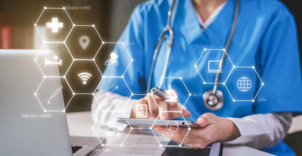 Profissional da saúde utilizando tecnologia digital em ambiente hospitalar.